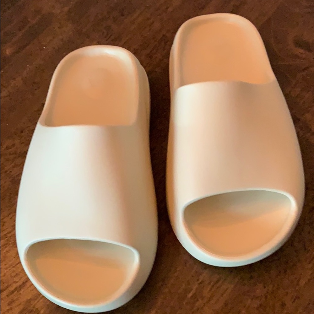 Adidas Yeezy kids slides. Bone color.